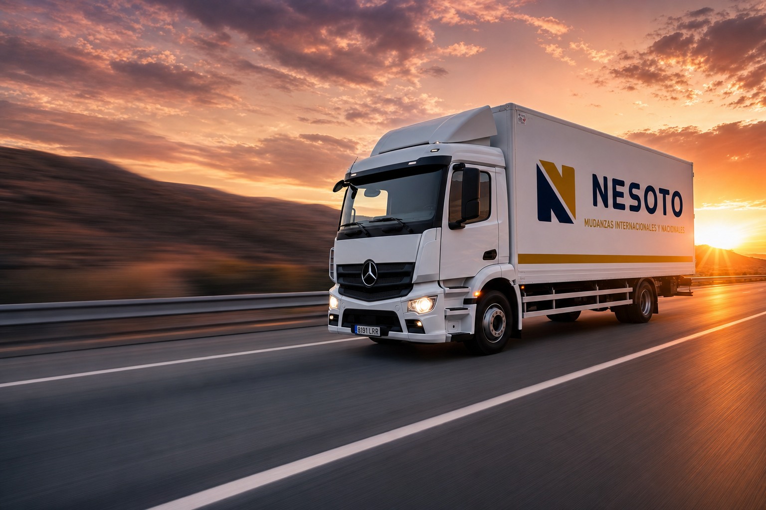 Camión NESOTO en carretera al atardecer, transporte seguro España y Europa